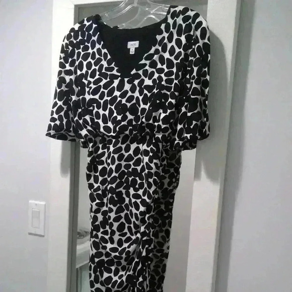Cache Black & White Fitted Runched Dress NWOT - Picture 2 of 5